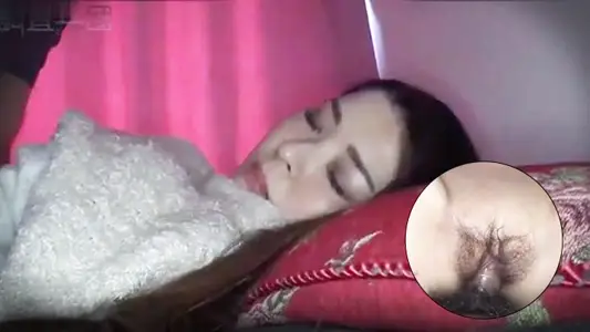 【迷奸系列】国产最疯狂的“迷奸”女孩是在某银行上班的职员，女孩的皮肤好白好嫩，太美了逼看着就想舔